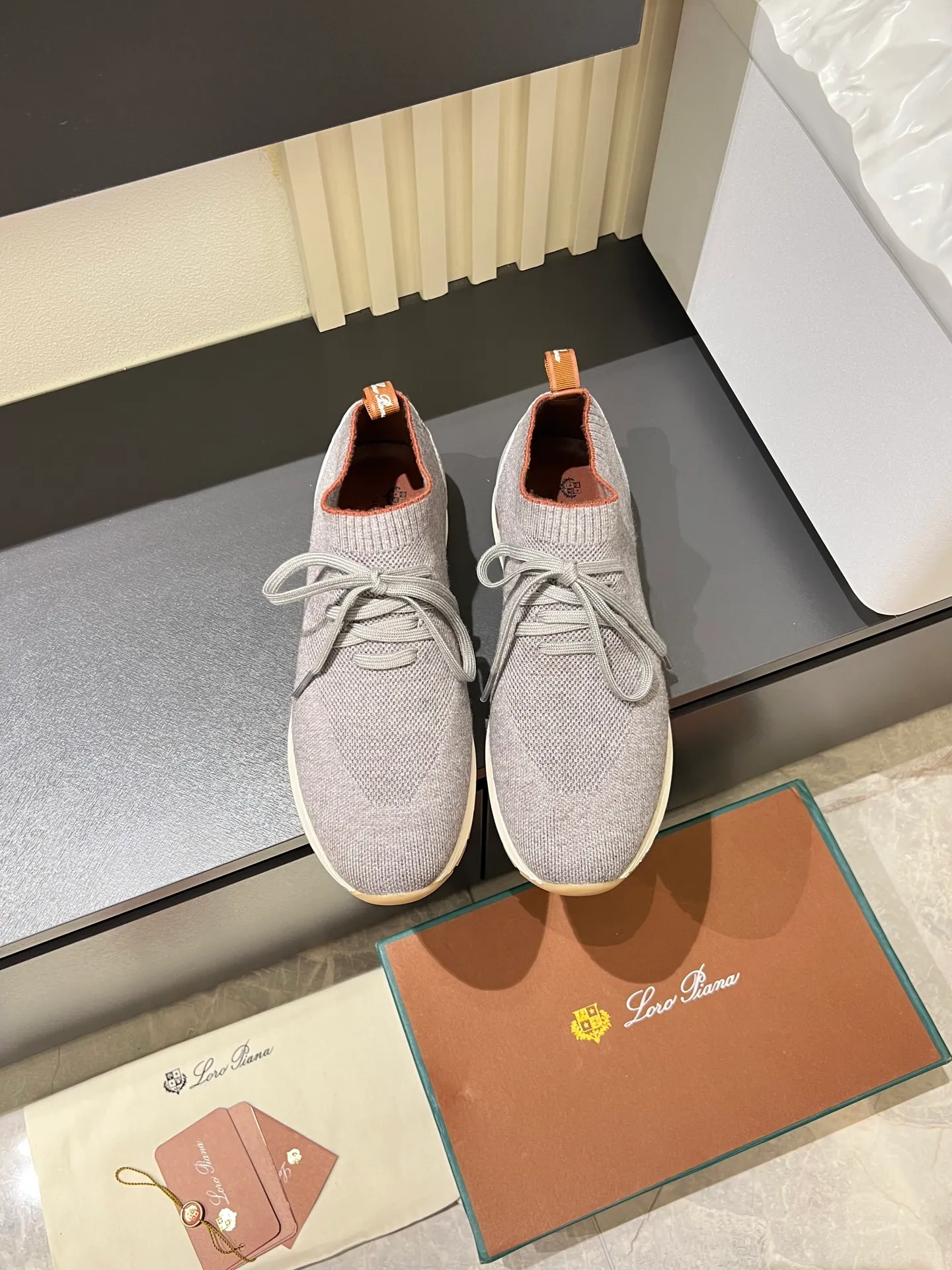 Men's Men's Shoes 💰p380 Loro Men's Shoes 💰piana/Noyo Piana 360 L Men's Shoes 💰p Flexy Walk Men's Sports Shoes These sports shoes are made of knitted wool uppers, and the heel is wrapped in smooth calf leather. Merino sheep are selected from Australia and New Zealand. The upper is machine-woven like a sweater, and then equipped with a white rubber outsole and a Kummel-colored sole. It is both beautiful and non-slip. The fabric is 100% cashmere and the insole is calf leather. It is super comfortable on the feet! Comes with full original packaging! Multiple colors available! Size: 38-44 (45 customized)